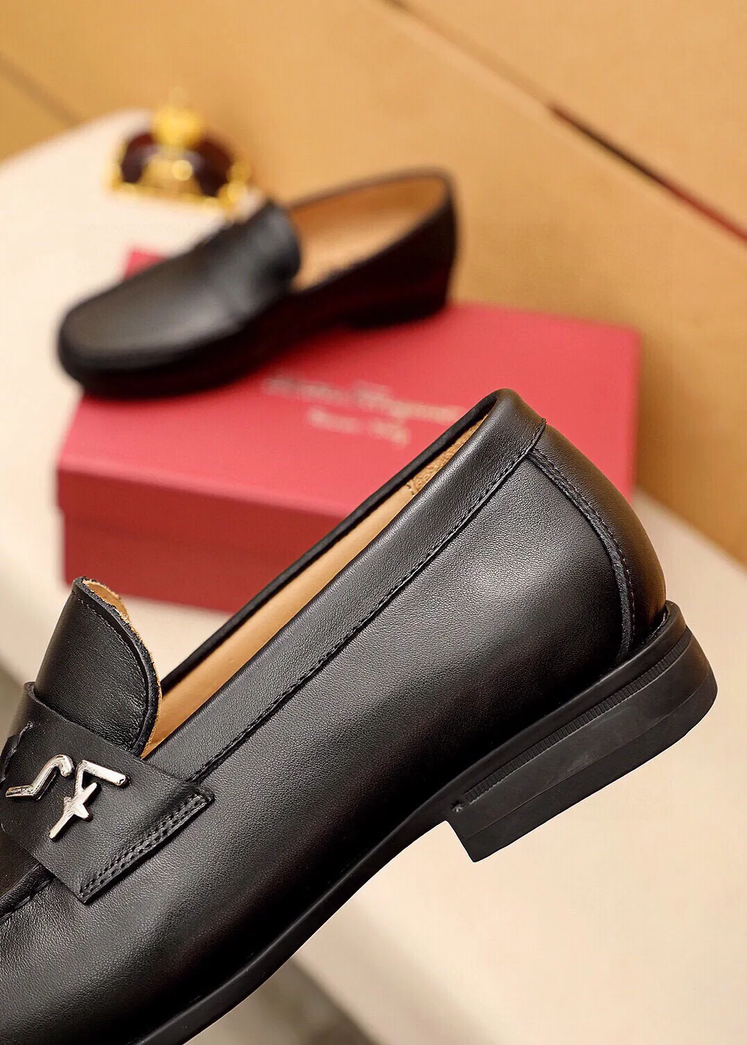 Men's shoes 💰480 💐 Product trademark: Ferragamo "Ferragamo" casual leather shoes Regular size: 38-44 (45🉑️customized) Product materials: Selected imported first-layer calfskin upper + luxury hardware buckle, imported water-dyed cow leather lining. Strong three-dimensional visual effect, original outsole color: 4⃣️seed leather materials available